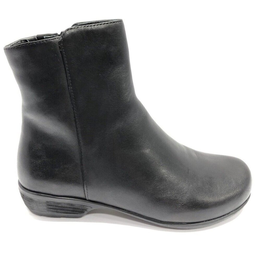 Walking Cradles Women’s Elsie, Black Zip Ankle Boot, Size 6M